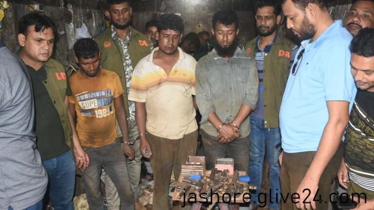 যশোরে পাঁচটি পিস্তল গুলি ও অস্ত্র তৈরির সরঞ্জামসহ আটক তিন