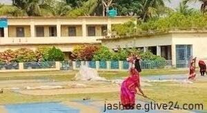 যশোরের রাজগঞ্জে ধান সিদ্ধ ও শুকানোয় ব্যস্ত কৃষাণীরা