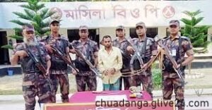 সীমান্তে কাটছিলেন ঘাস তল্লাশিতে মিললো ৬ সোনার বার