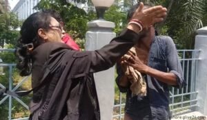 আইনজীবী রিকশাচালককে পেটালেন