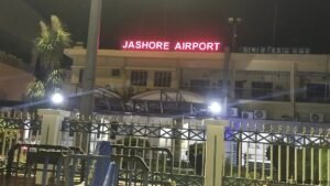 যশোরে দুর্যোগপূর্ণ আবহাওয়ায় এয়ার অ্যাস্ট্রার ফ্লাইট নামল